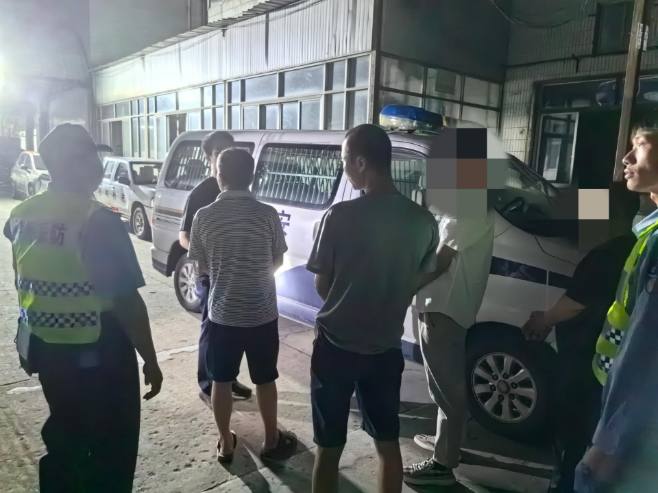 公安機關(guān)控制嫌疑人.jpg